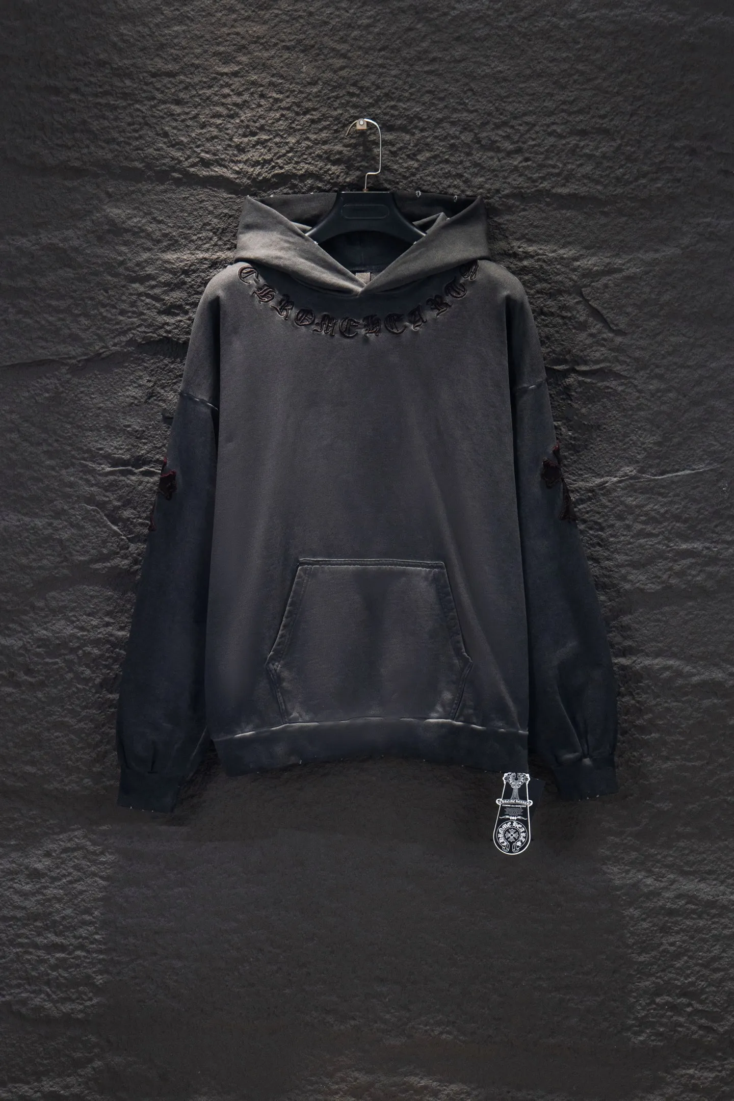 P340 🆕Chrome Hearts Home 420g weight, different from the market, unexplainable texture, os style is really charming, Chrome Hearts is really unique, each season’s new product styles are the best, very wearable, can be worn casually, nice✔️ - ⚠️100% cotton, made of custom-dyed terry cotton sweatshirt surface, 420g double-ply yarn, comfortable to the touch Made from imported knitting needle carded cotton, the thickness is moderate, drapey and contoured, making the upper body comfortable! ! It is very tolerant to fat body types and can instantly lose five pounds after wearing it!  Front panel #Back panel hardware elements# The English letters are arranged artistically. Imported Tajima high-density heavy-duty embroidery technology. The font is three-dimensional and full. The body of the garment is treated with reverse-bottom fried colors, old and worn elements, which greatly increases the interest of the clothing; unique visual effects.  Hem Loose closing Double-layer fabric Good closing effect Exquisite hemming Color: Anti-bottom fried gray Size: S-M-L-XL
